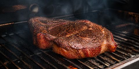 Gegrilltes Black Angus Fleisch im Smoker